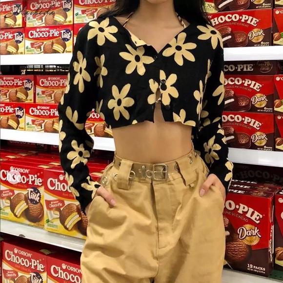 Black & Yellow Daisy Long-Sleeve Crop Top - Picture 1 of 3